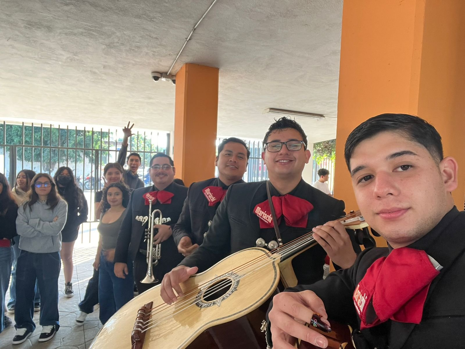 Mariachi Eterno Mexico durante una presentación