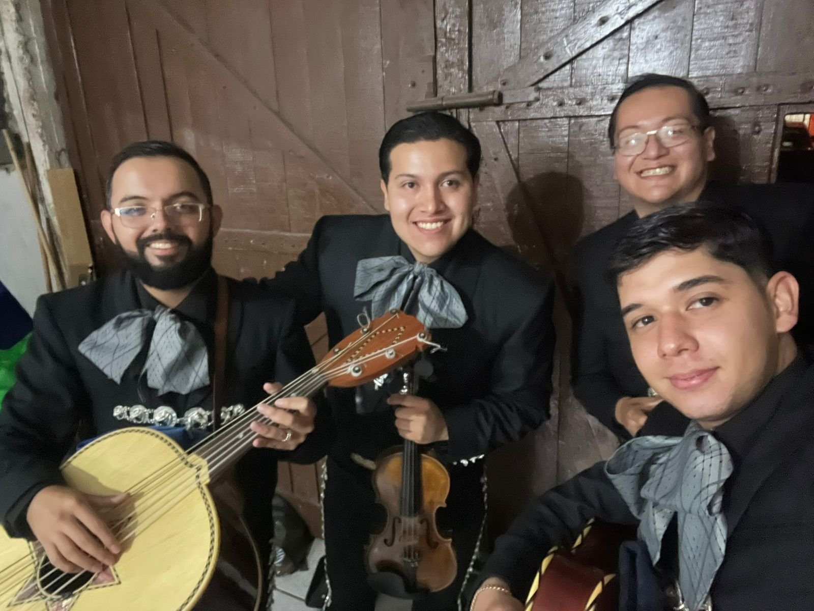 Mariachi Eterno Mexico con instrumentos